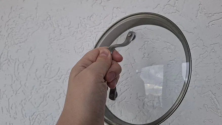 Главная картинка новости: 1 стакан в таз — и стеклянные крышки от кастрюль сверкают как бриллианты на солнце: ни жира, ни липкого налета — лайфхак