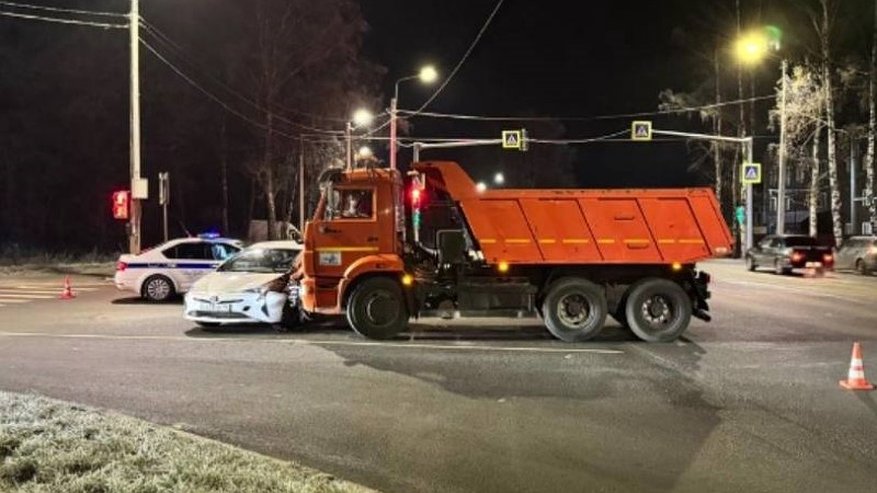 Главная картинка новости: В Костроме двух человек забрали в больницу после ДТП с КамАЗом
