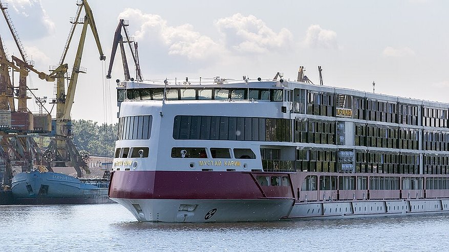 Главная картинка новости: Роскошный теплоход «Мустай Карим» завершил навигацию в Костроме