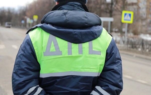 Протер номер тряпкой — штраф 5000 рублей с носа. Юрист объясняет, почему это ловушка ГИБДД и как ее избежать