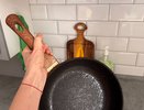 Бабушка научила два пакетика залить кипятком, и сковородка как новая: от жира и нагара не остается и следа