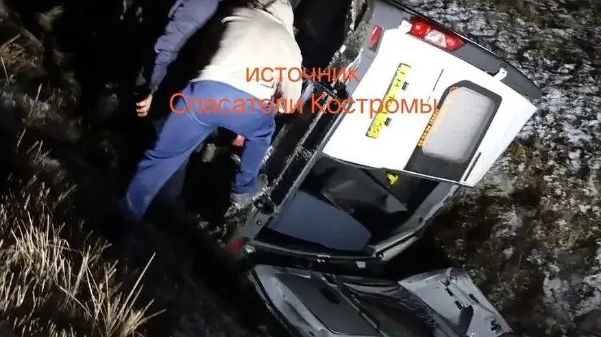 Главная картинка новости: ЧП на трассе под Костромой: пассажирская маршрутка съехала в кювет