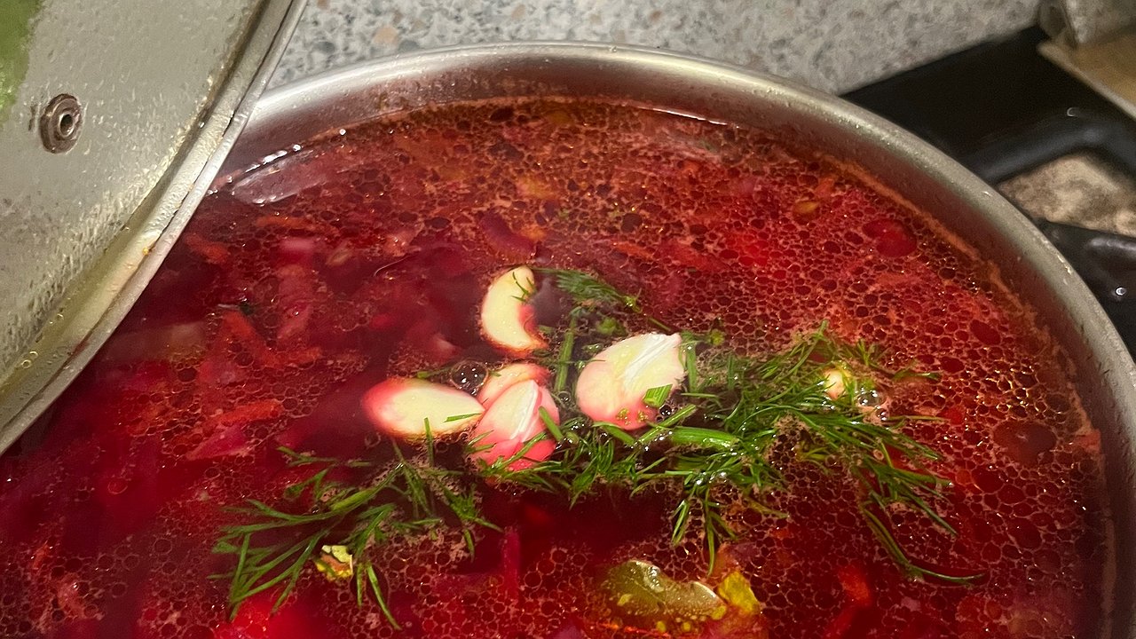Главная картинка новости: Как превратить обычный борщ в рубиновый суп-звезду: 3 хитрости со свёклой, которые меняют всё