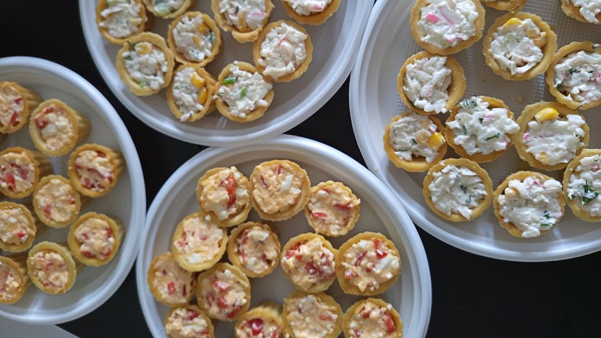 Главная картинка новости: Приготовьте на Новый год вместо красной икры — тарталетки с намазкой: всего 3 ингредиента и вкус нежнее сливочного масла