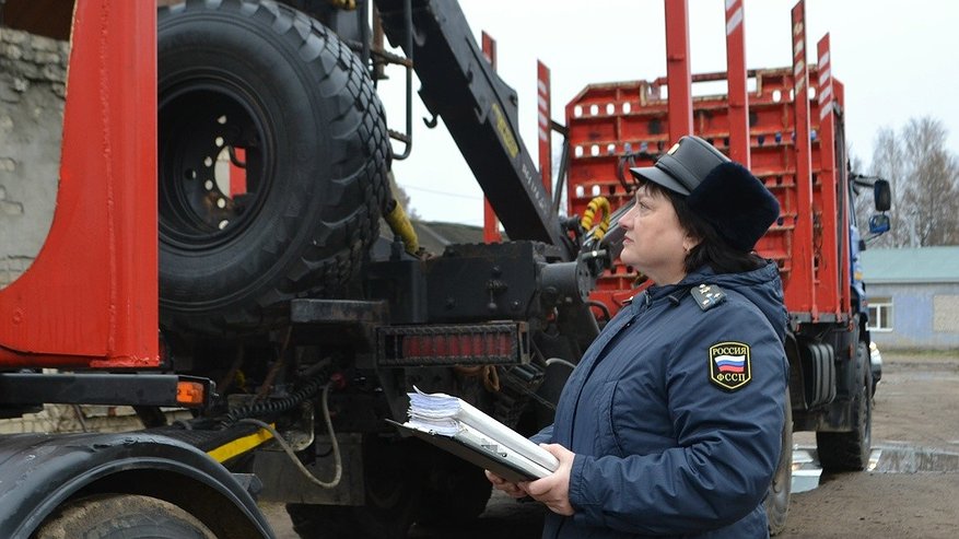 Главная картинка новости: Костромские приставы отправили грузовик «Урал» на СВО, изъяв его у виновного в незаконной вырубке сосен