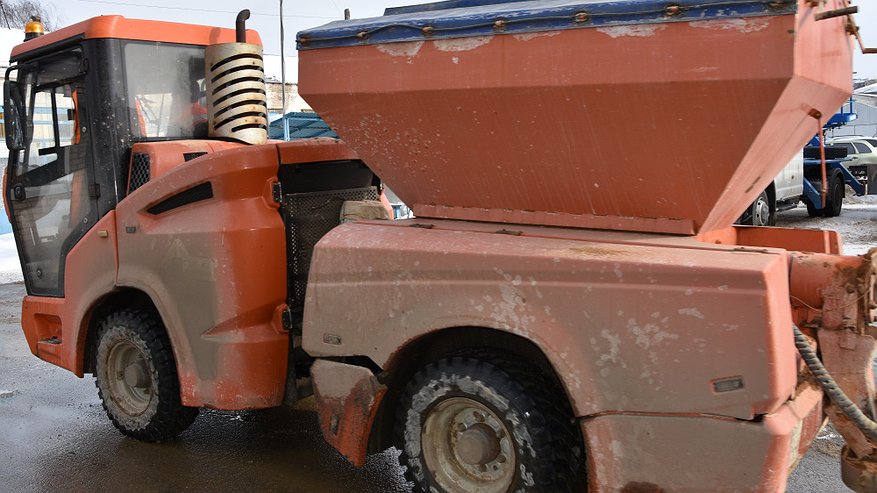 Главная картинка новости: В Костроме выполняют противогололедную обработку пешеходных зон