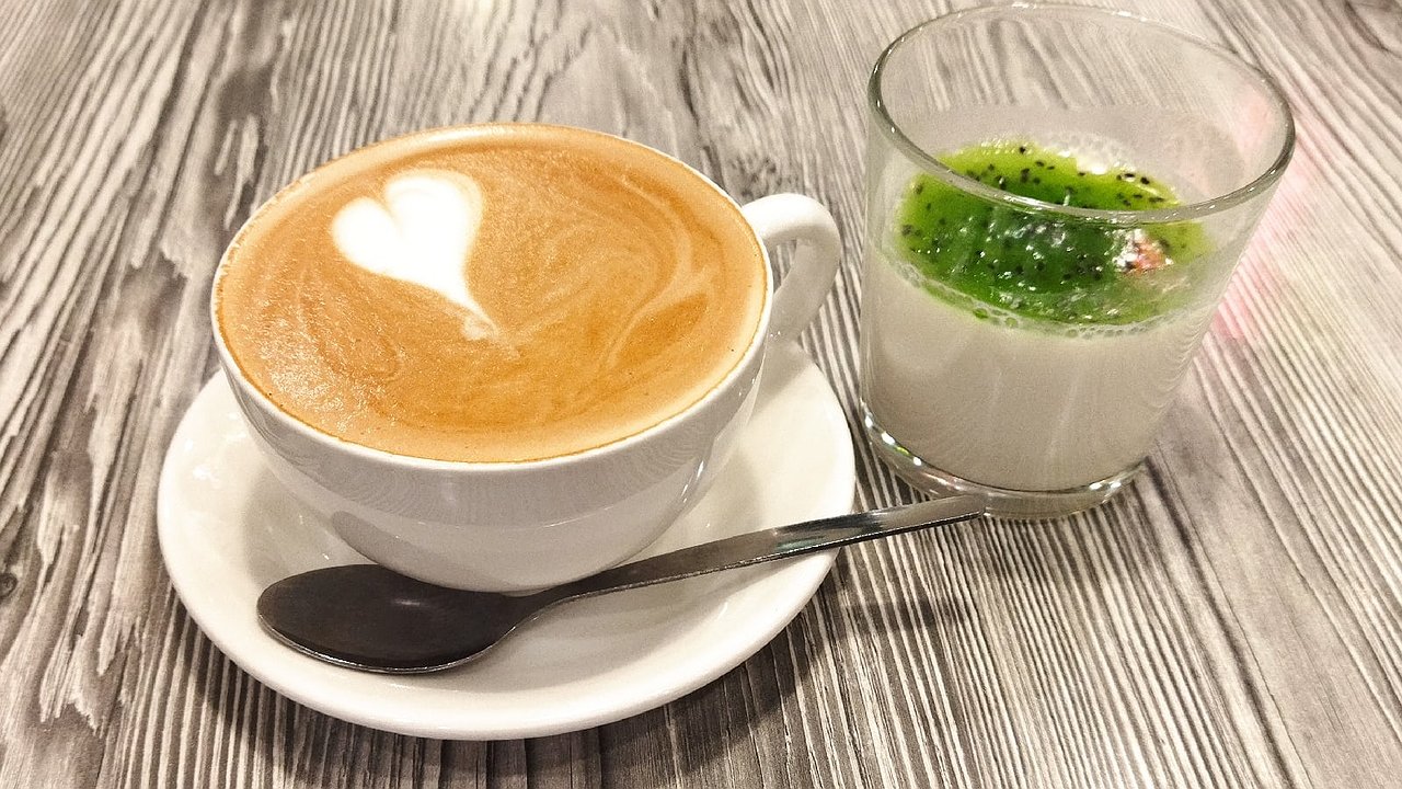 Главная картинка новости: Любите кофе с десертом? Роскачество выяснило, что одна сладость усиливает вкус, а другая превращает напиток в кислую лужу