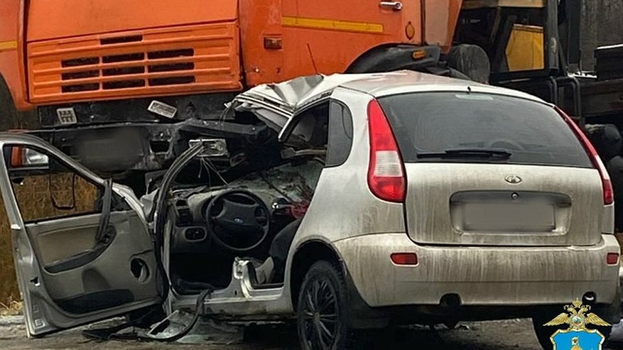 Главная картинка новости: Под Костромой произошло страшное ДТП с КАМАЗом: погибла женщина-водитель