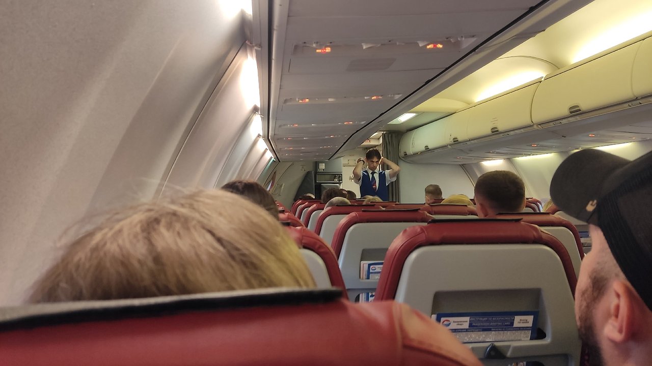 Главная картинка новости: Почему стюардессы встречают пассажиров с руками за спиной: тайна, которую скрывают от всех новичков авиации