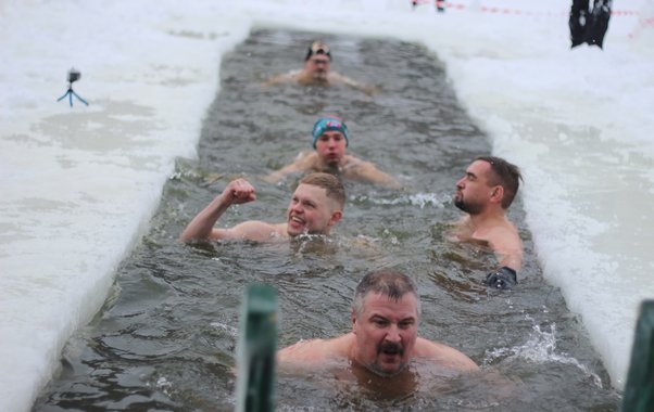 Костромские моржи устроили заплыв в Берендеевских прудах