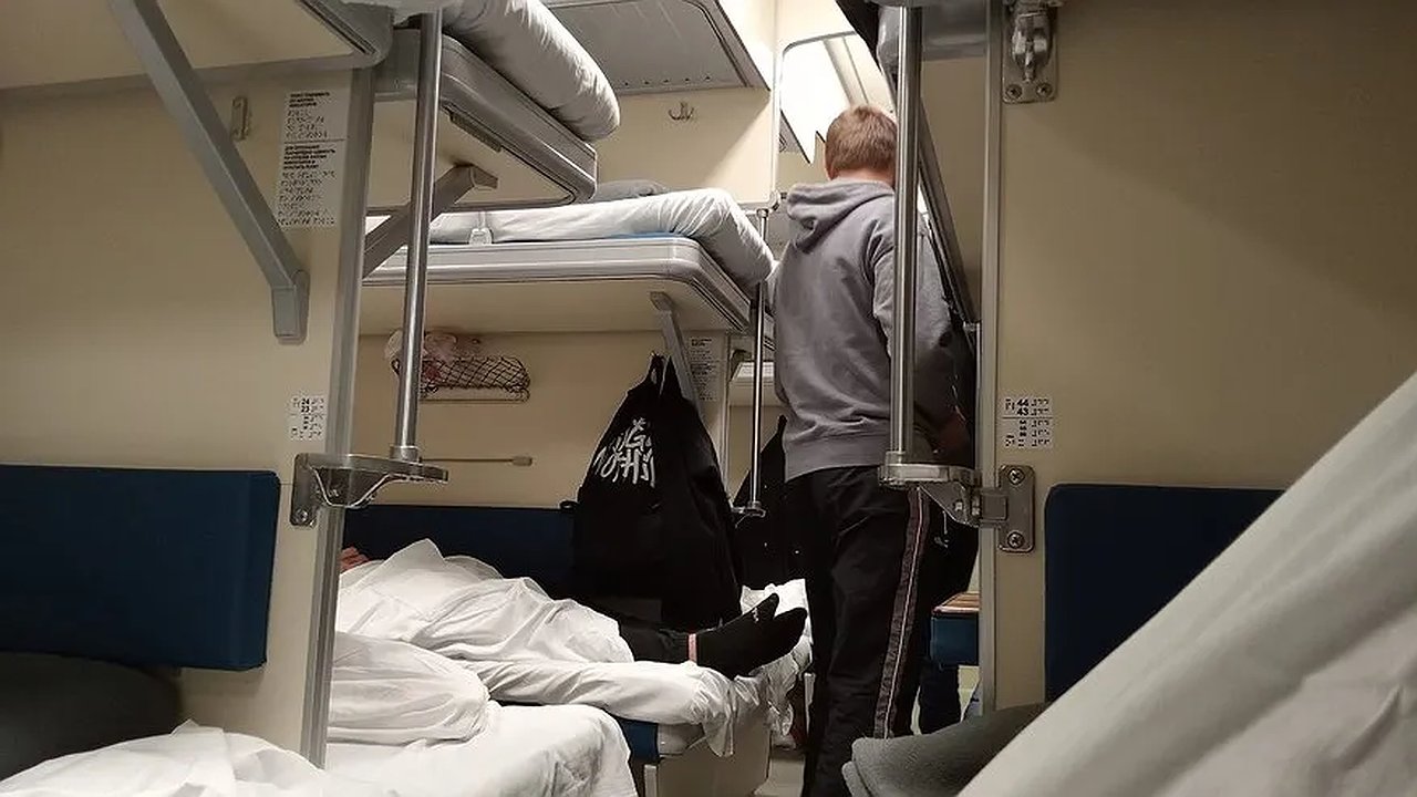 Главная картинка новости: «Мы тут уже едем, вы опоздали»: пассажиры заняли наше купе — устроили такой скандал на весь вагон, что слышал весь поезд