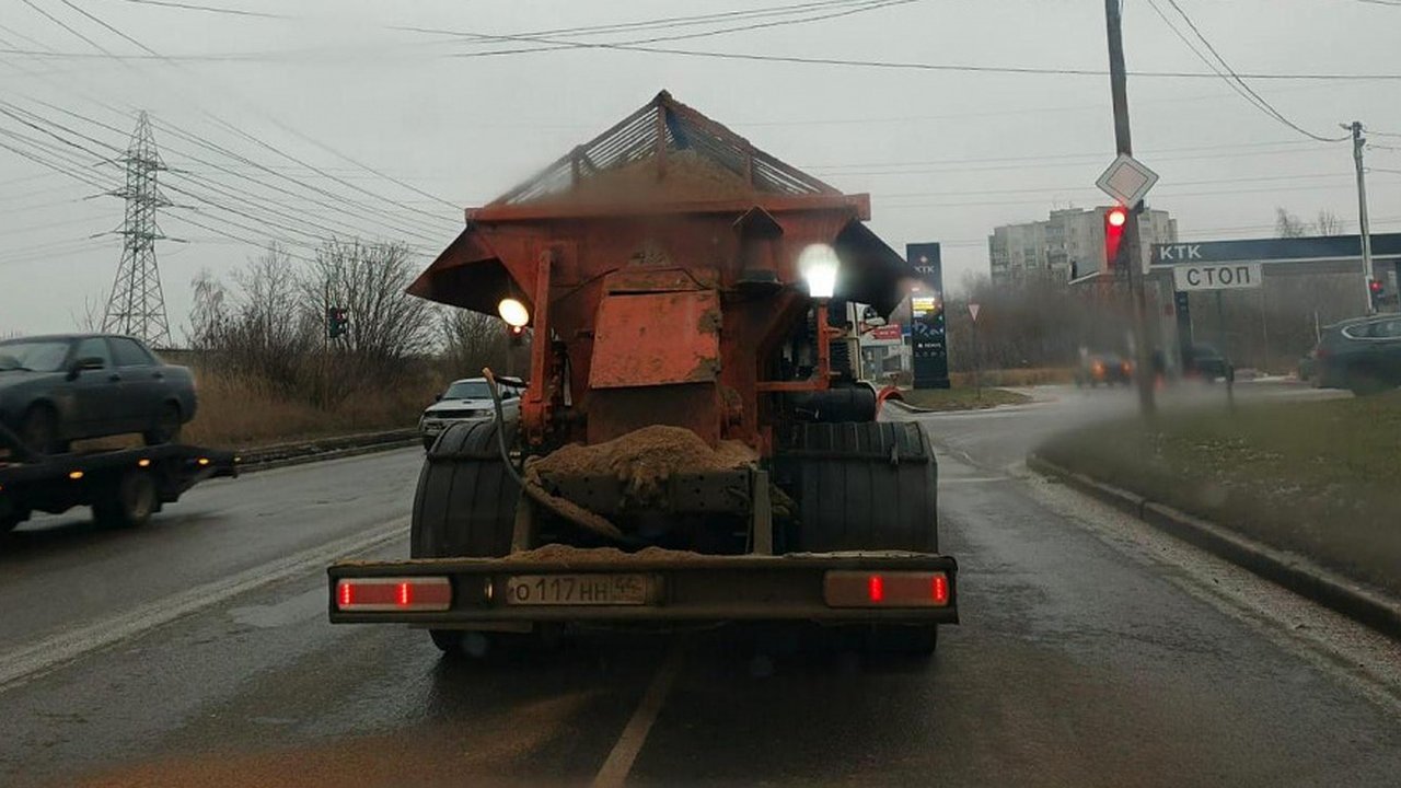 Главная картинка новости: В Костроме круглосуточно борются с гололедом на дорогах и тротуарах