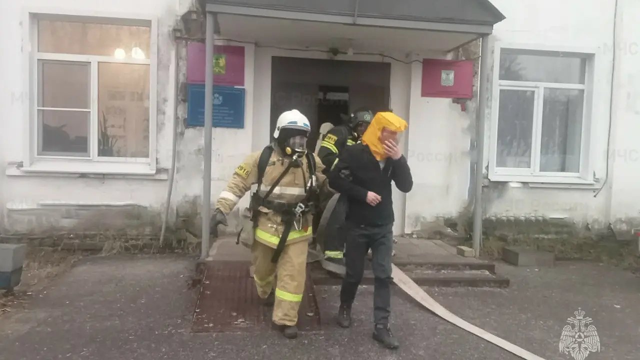 Главная картинка новости: В Костромской области пожарные эвакуировали администрацию