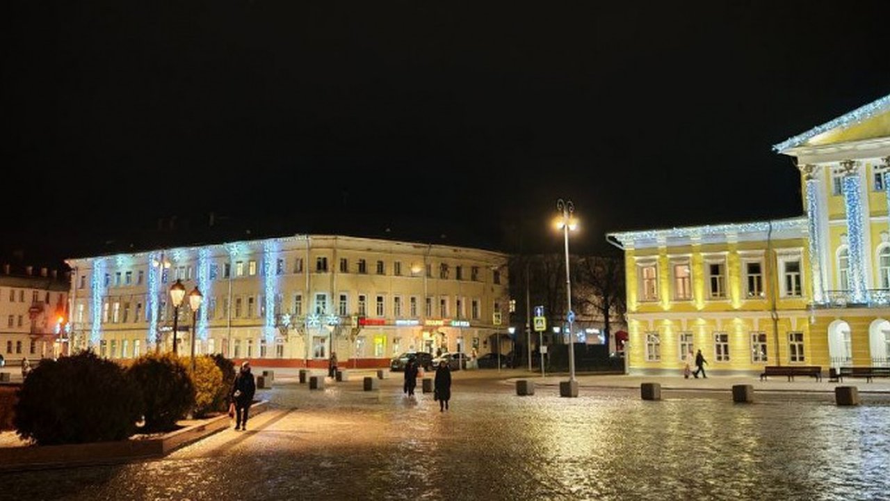 Главная картинка новости: В Костроме начались работы по праздничному новогоднему оформлению города