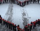 Сотни алых листов: школьники Костромы выстроились в фигуру большого сердца