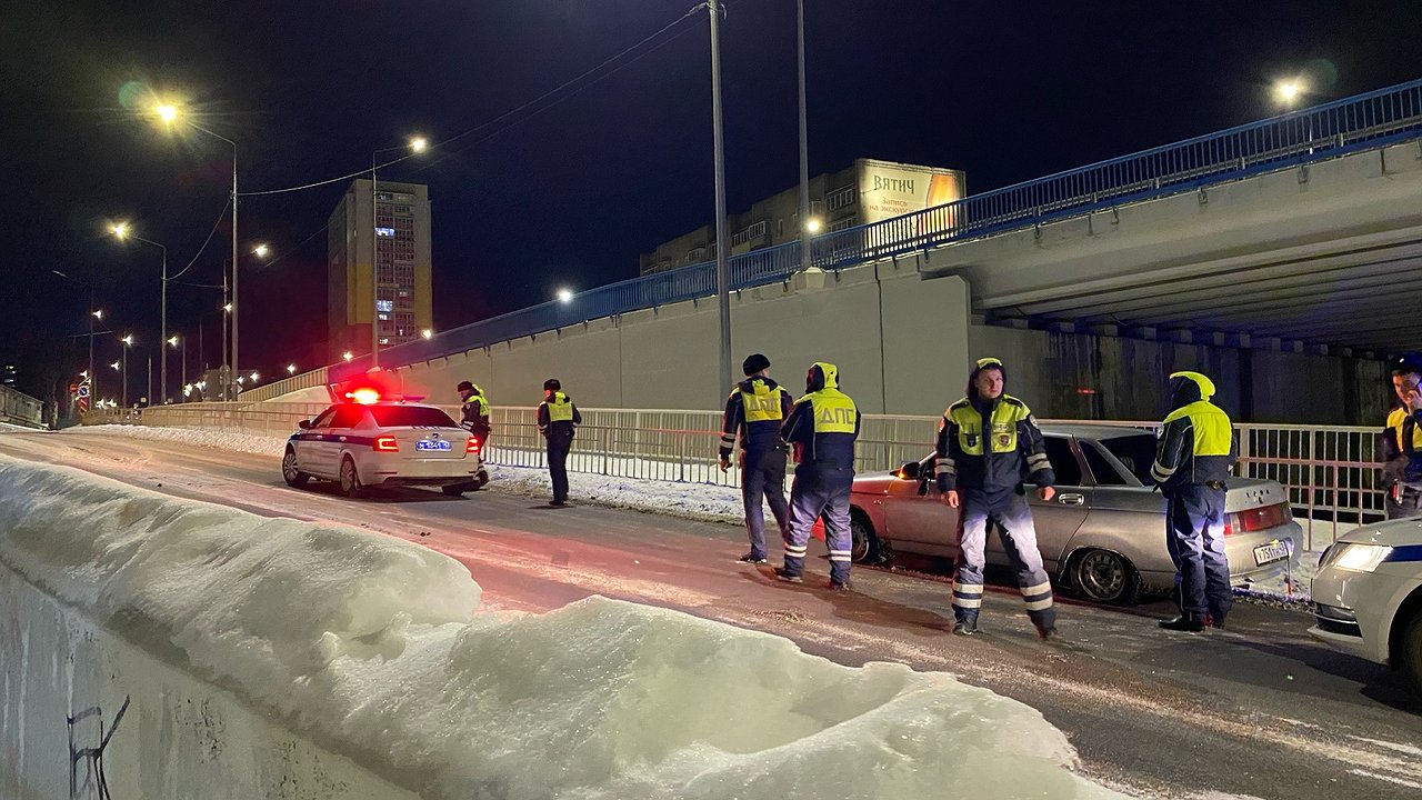 Главная картинка новости: Что делать, если инспектор ГАИ хочет выписать вам штраф за непристегнутых пассажиров - совет автоэксперта