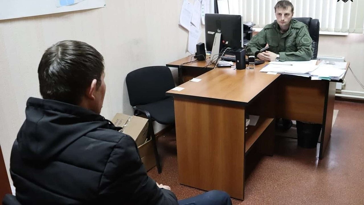 Главная картинка новости: В Шарье водитель "Лады" ехал с открытой дверью и сбил пешехода