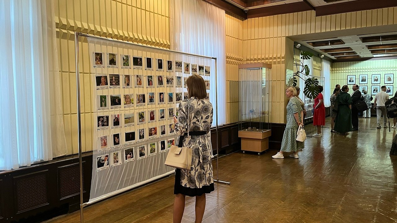 Главная картинка новости: "Герои с вечно русским сердцем": В Костроме открылась фотовыставка о защитниках Родины (6+)