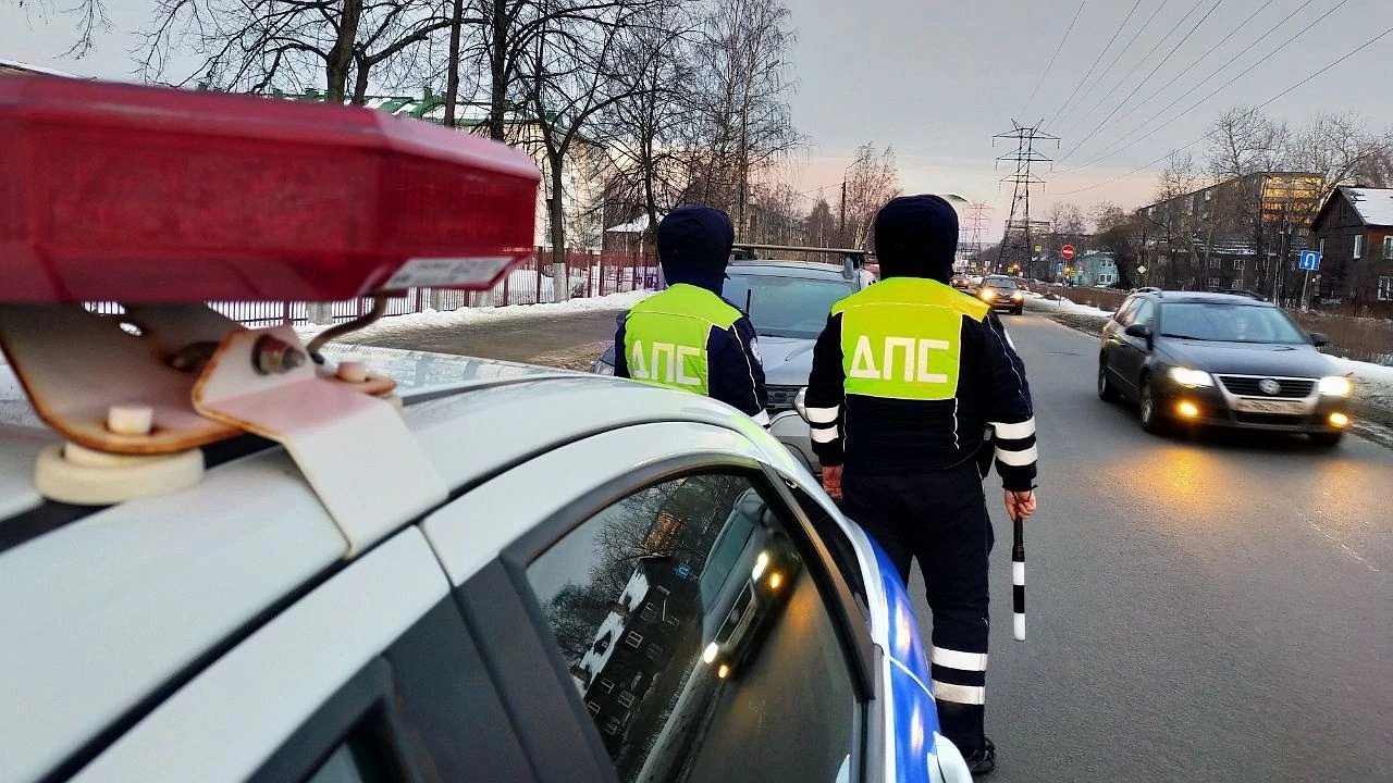 Главная картинка новости: ГАИ требует отдать телефон: обязан ли водитель? Юристы разбирают по пунктам