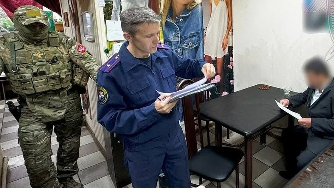 Главная картинка новости: За фиктивный "наркотический" рейд: в Костроме экс-полицейский и его знакомый получили 3 года колонии