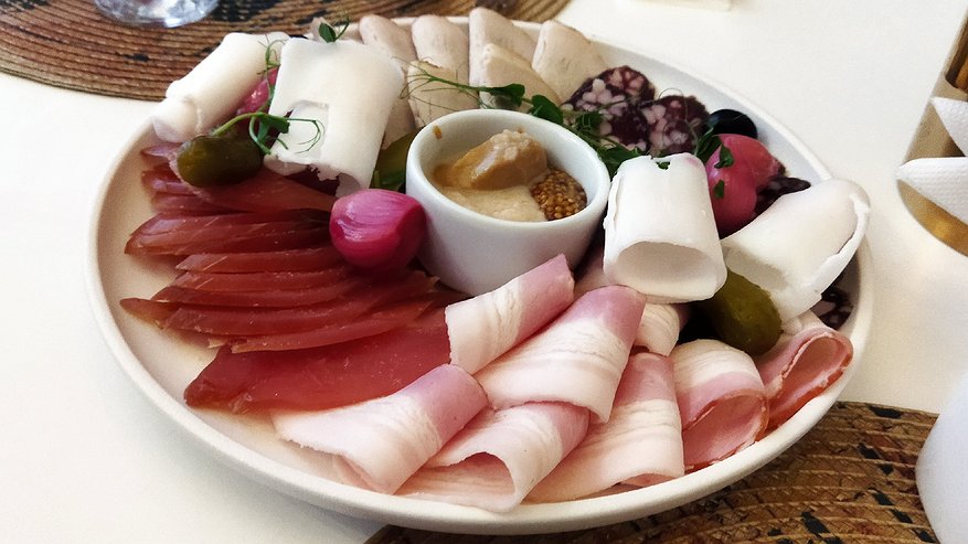 Главная картинка новости: Почему иностранцы морщатся от русских блюд: список "гастрошоков", о которых мы не задумались