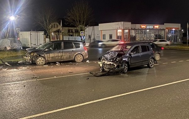 В Костроме столкнулись две иномарки: есть пострадавший