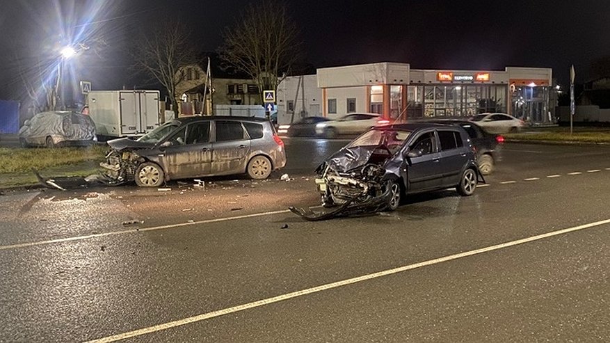 Главная картинка новости: В Костроме столкнулись две иномарки: есть пострадавший