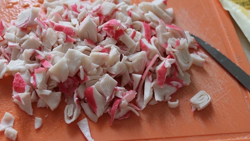 Главная картинка новости: Им точно не место на вашем столе: Роскачество опубликовало рейтинг худших крабовых палочек - испортят и закуски, и салаты