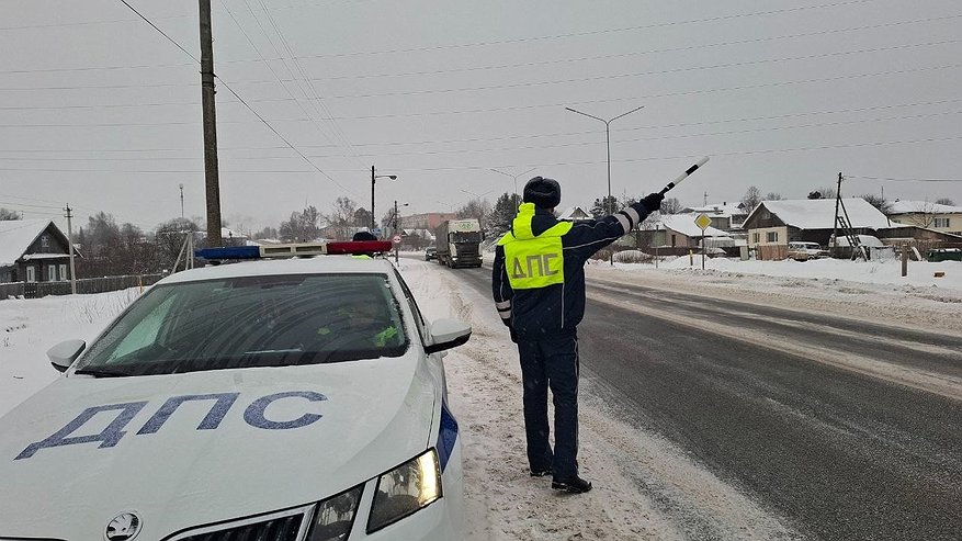 Главная картинка новости: Какие 3 документа ГАИ не имеет права требовать у водителей и как законно не предъявлять их инспектору: разъяснения юриста