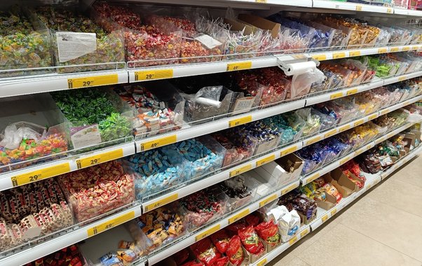 Можно покупать сразу по 2 кг – чистый состав: Росконтроль назвал лучшие марки конфет