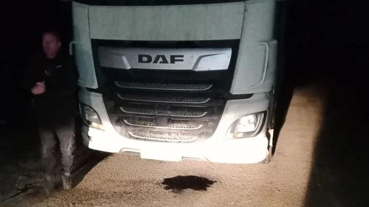 Главная картинка новости: В Костромской области спасли водителя, который чуть не замерз в сломавшейся фуре