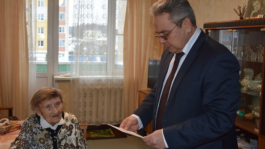 Главная картинка новости: В Костроме ветеран труда отметила 100-летний юбилей