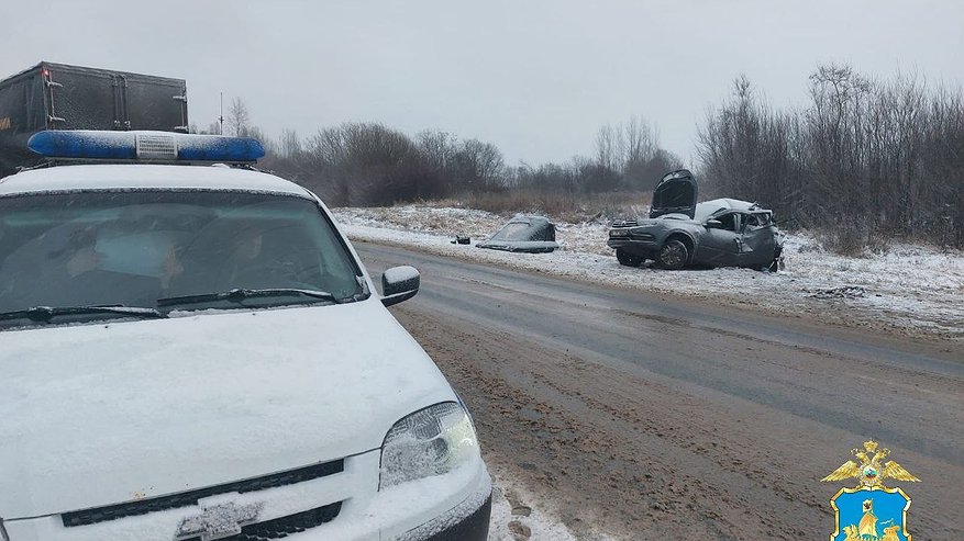 Главная картинка новости: В Костромской области столкнулись "Лада" и грузовик: водитель легковушки погиб на месте