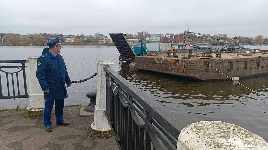 Главная картинка новости: В Костроме спустя почти год подняли затонувший ивановский дебаркадер