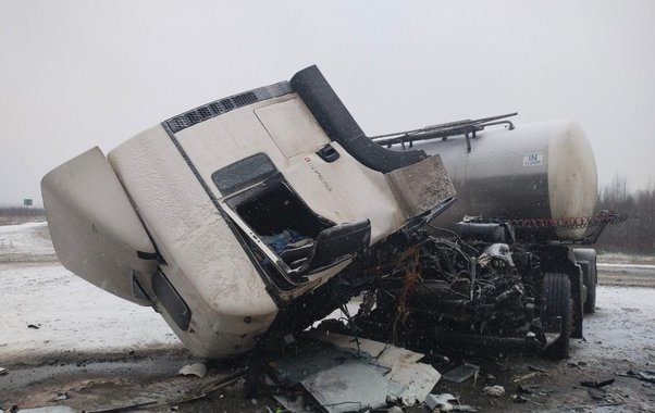 В Костромской области столкнулись два грузовика: есть пострадавший