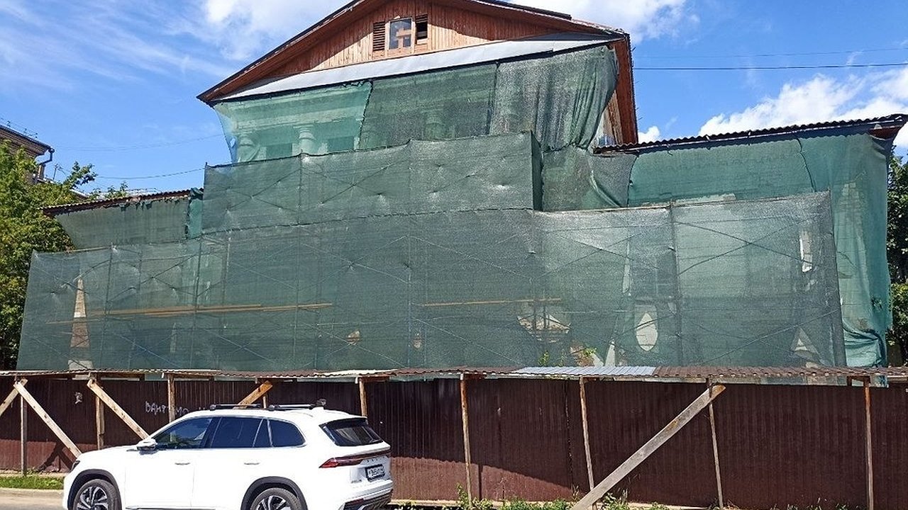 Главная картинка новости: В Костроме дом-памятник Солодовникова скрыли за строительной сеткой