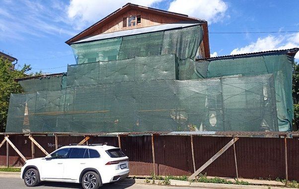 В Костроме дом-памятник Солодовникова скрыли за строительной сеткой