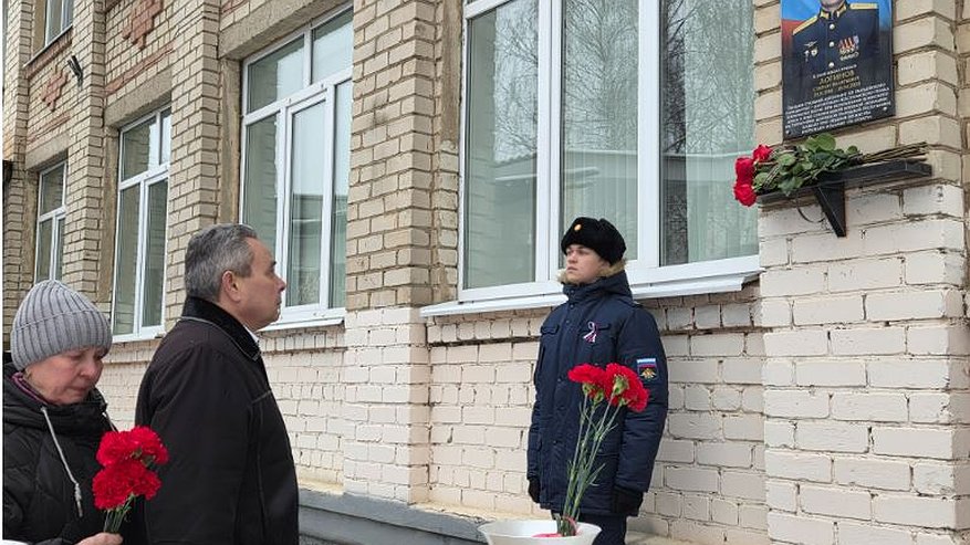 Главная картинка новости: В костромской школе открыли памятную доску в честь десантника