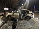 В Костроме на улице Шагова Renault врезался в дерево: есть пострадавшие