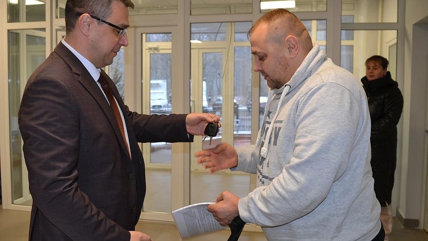 Главная картинка новости: В Костромской области вручили ключи от новых Lada Granta троим жителям