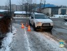 В Костроме 3-летняя девочка поскользнулась и ударилась о проезжавший автомобиль Mitsubishi