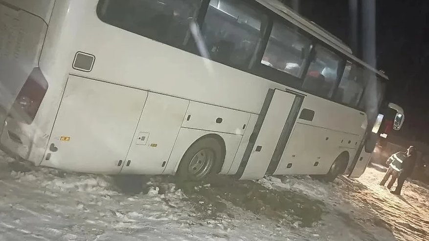 Главная картинка новости: В Костромской области автобус с детьми оказался в овраге