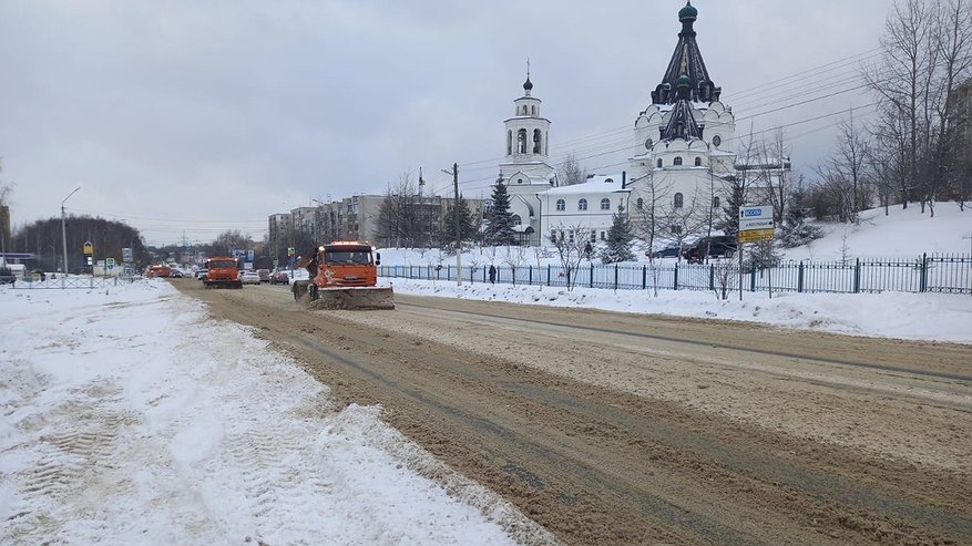Главная картинка новости: В Костромской области проводят уборку снега на дорогах
