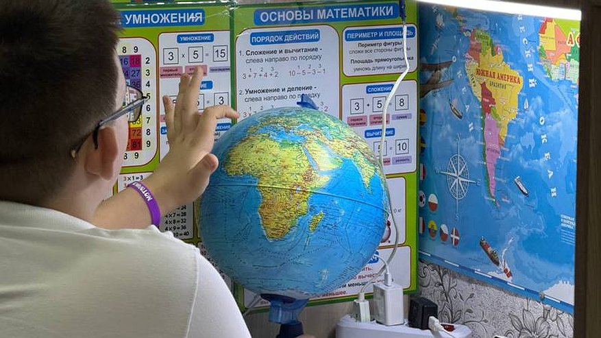 Главная картинка новости: Четвероклассник получил от губернатора настенную карту мира к Новому году в Костромской области