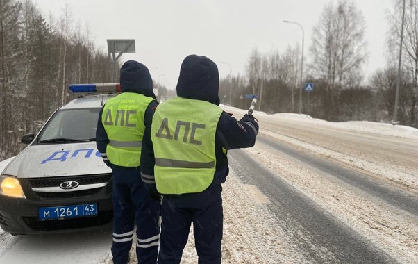 Инспектор ГИБДД требует выйти из автомобиля - обязан ли водитель? Вот что делать - автоюрист поставил точку