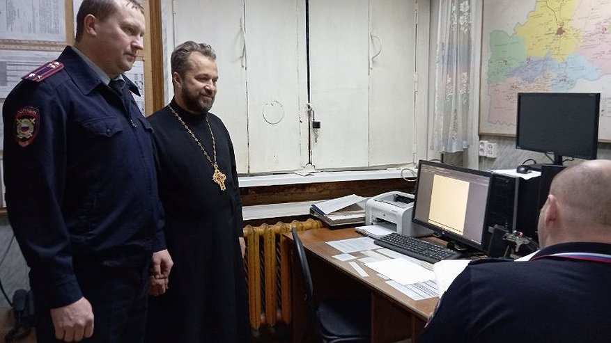 Главная картинка новости: К полицейским в Солигаче наведался священник