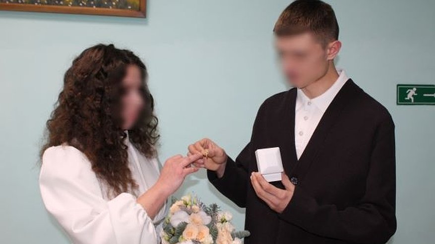 Главная картинка новости: Любовь за решеткой: в женской колонии Костромской области заключенная вышла замуж