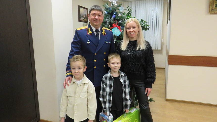 Главная картинка новости: Руководитель костромских следователей подарил первоклассникам коньки