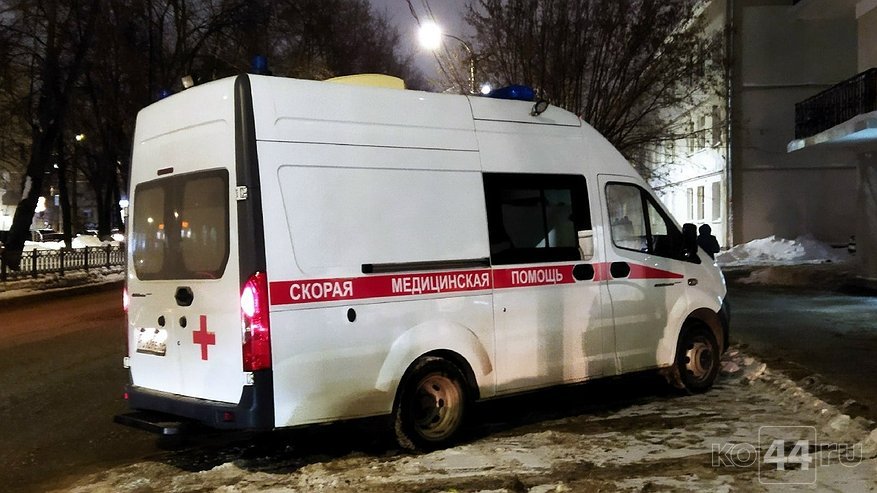 Главная картинка новости: На Кинешемском шоссе неравнодушные костромичи вызволили застрявшую в снегу «скорую»