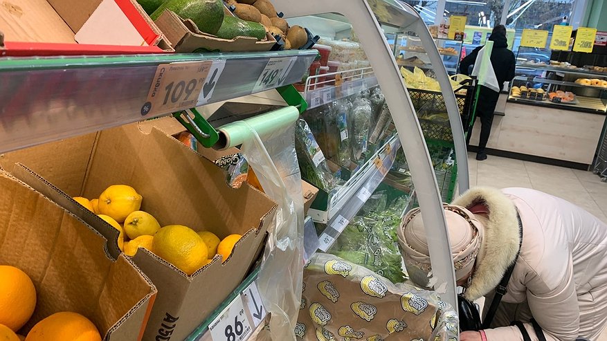 Главная картинка новости: Зачем продавцы "Магнита" и "Пятерочки" забирают себе маленькие пакетики из ящиков с бананами